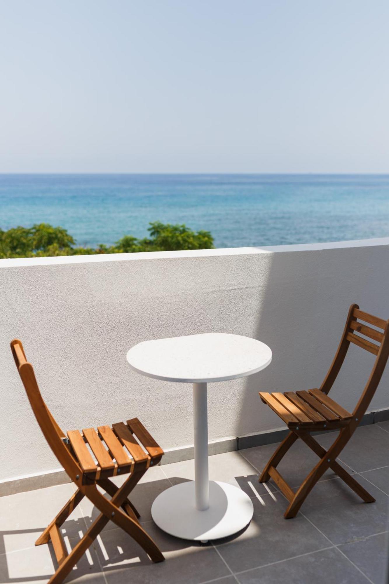 Hotel Azure Bay à Ayvaryara Extérieur photo