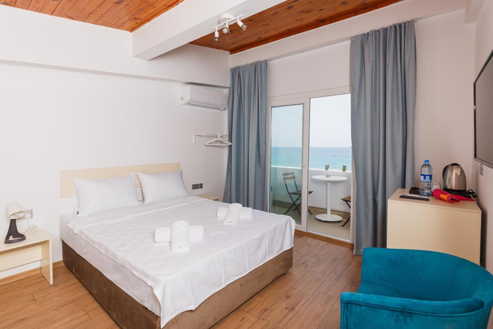 Hotel Azure Bay à Ayvaryara Extérieur photo