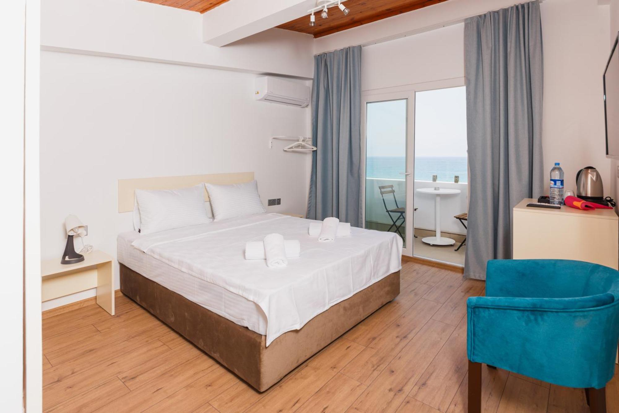 Hotel Azure Bay à Ayvaryara Extérieur photo