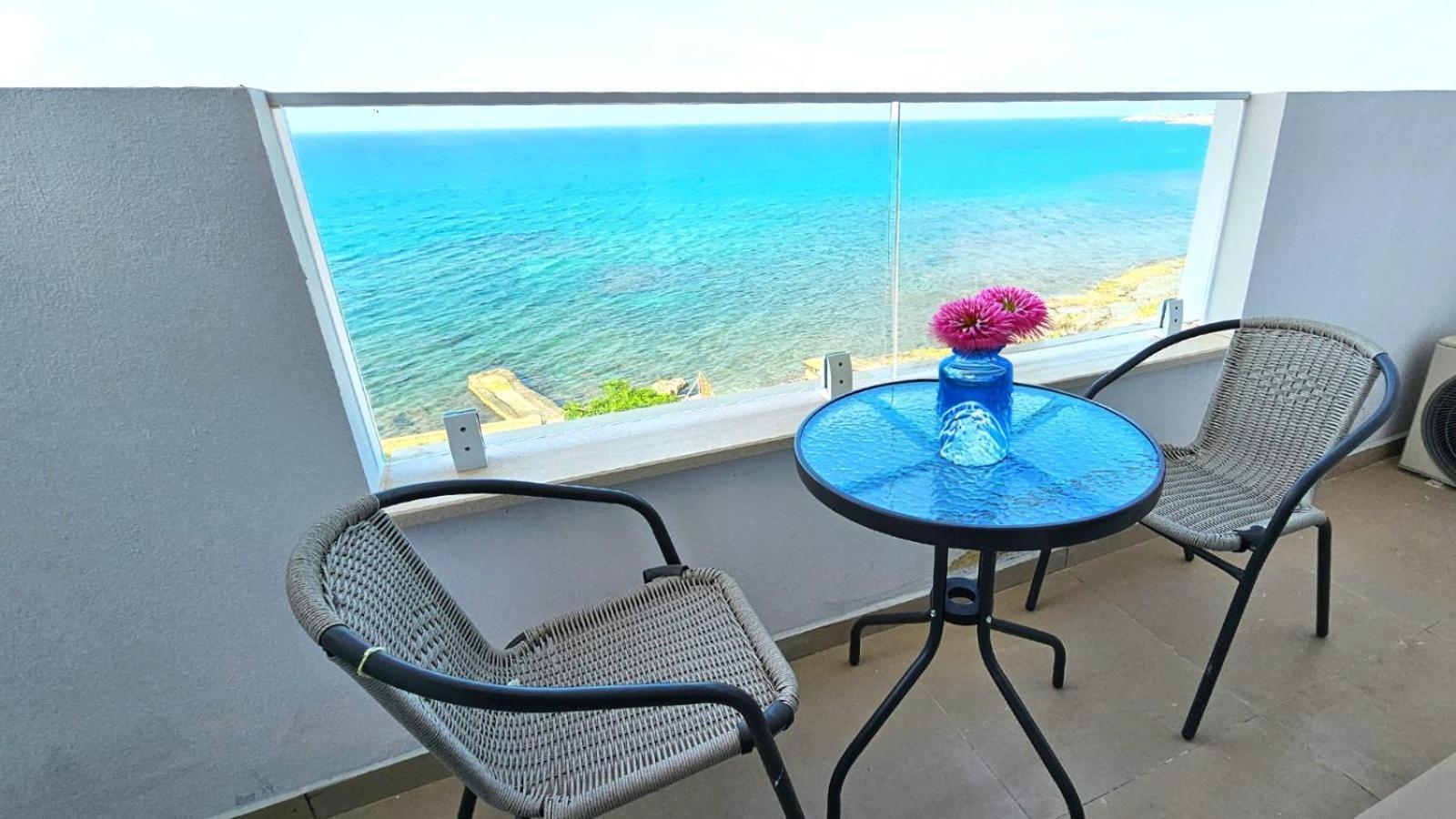 Hotel Azure Bay à Ayvaryara Extérieur photo