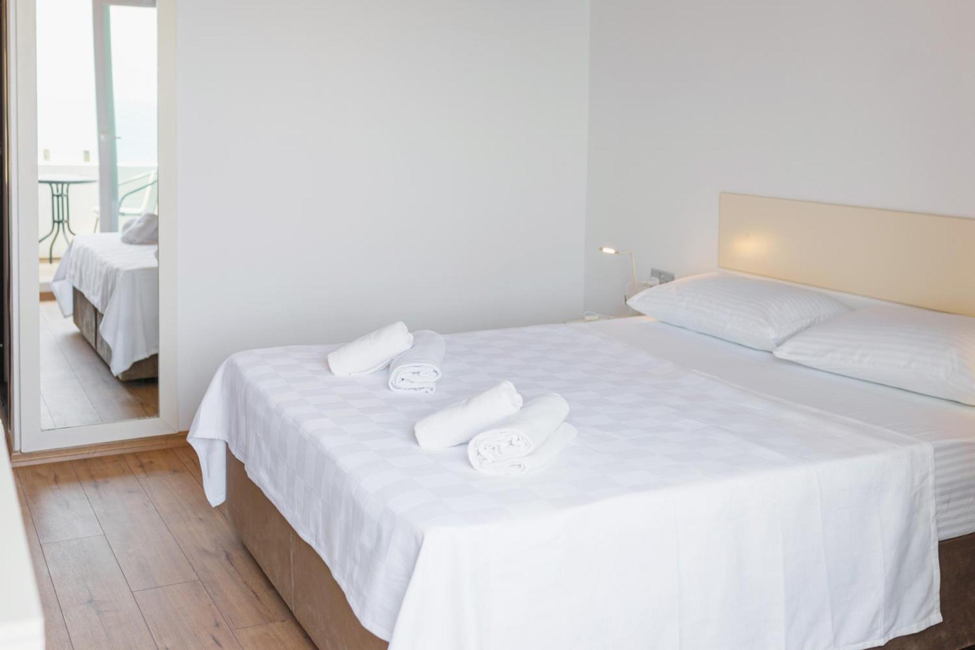 Hotel Azure Bay à Ayvaryara Extérieur photo