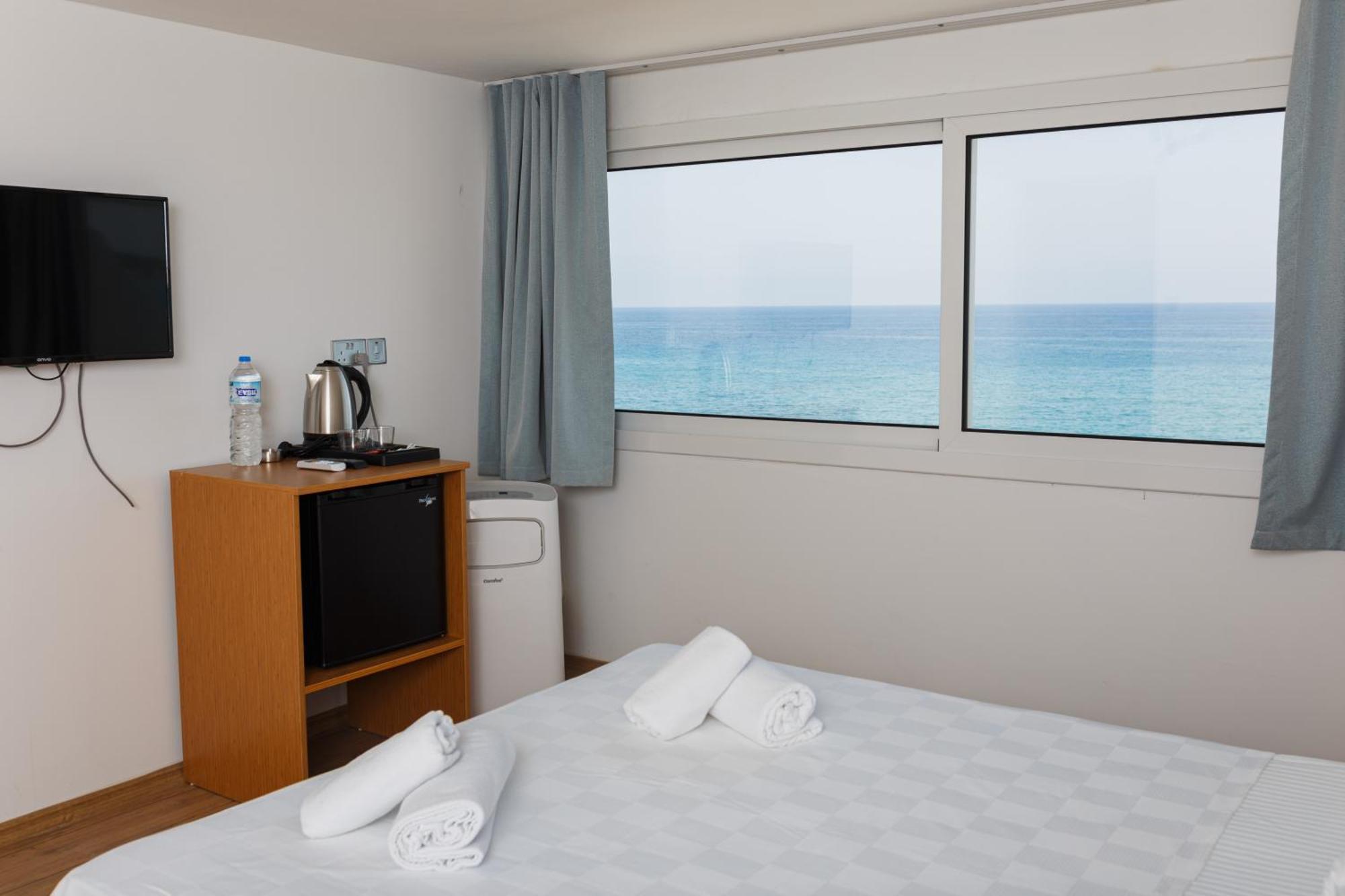 Hotel Azure Bay à Ayvaryara Extérieur photo