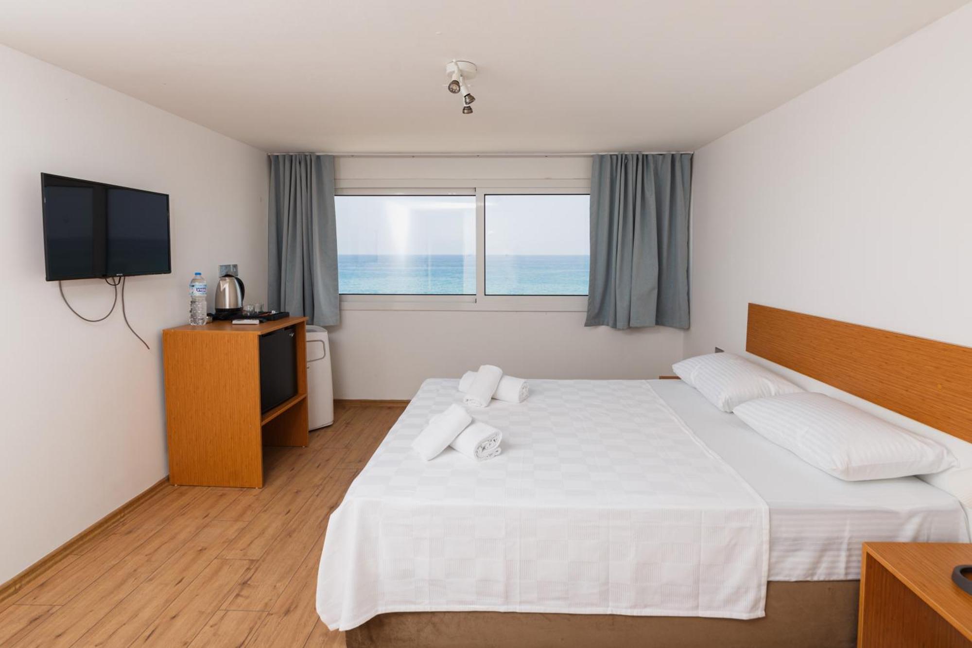 Hotel Azure Bay à Ayvaryara Extérieur photo