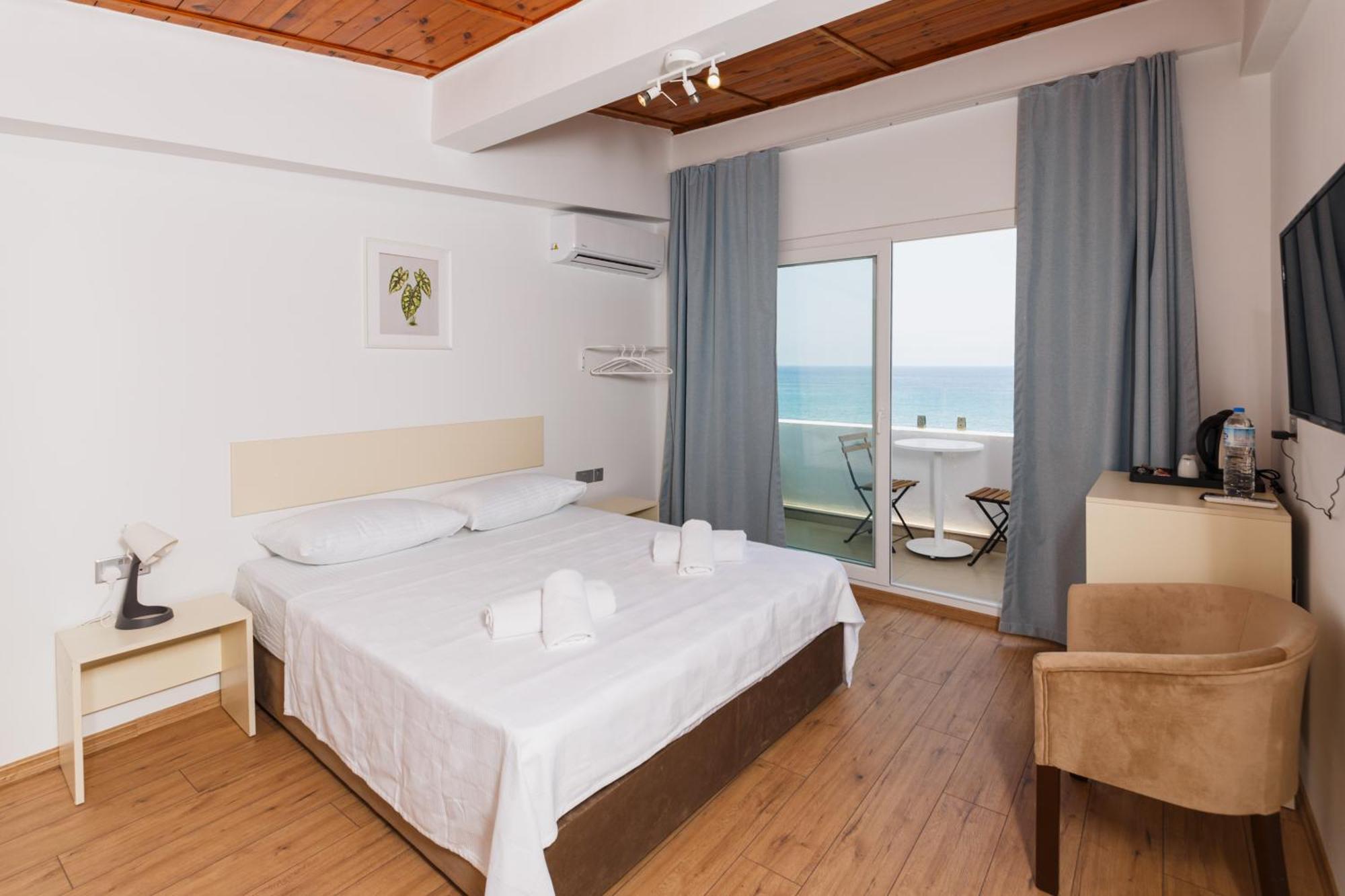 Hotel Azure Bay à Ayvaryara Extérieur photo